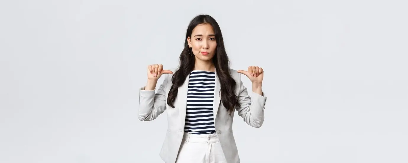 Geschäft, Finanzen und Beschäftigung, Konzept erfolgreicher Unternehmerinnen: Selbstbewusste, professionelle Geschäftsfrau und Immobilienmaklerin, die auf sich selbst zeigt, um mit persönlichem Erfolg anzugeben.